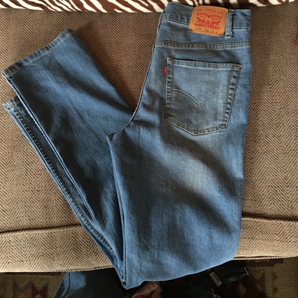 Never worn Levi’s womans 30x30 has that stretch material super comfy